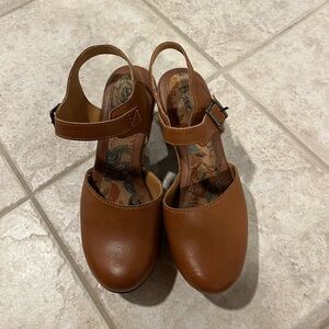 NWOT BOC Women’s Tan Natasha Platform Clogs, size 7